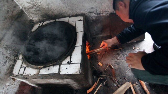 中药能用铁锅熬吗?医生:可能会使药物变性,建议用陶罐或瓷罐