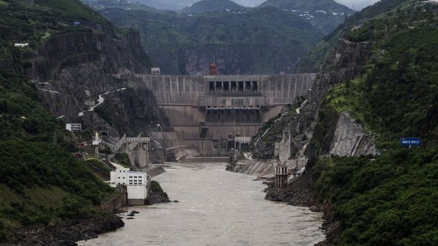 大坝高近300米,中国又一超级工程问世,地位不逊于三峡大坝