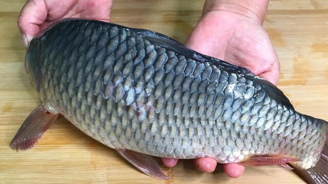 今天才知道,刮鱼鳞只需一个塑料袋,不飞溅不脏手,又快又干净