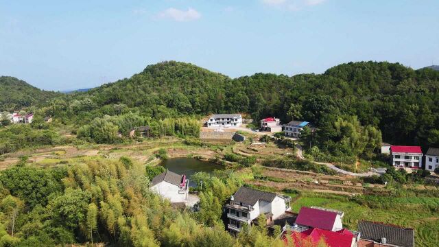 航拍湖南娄底双峰小山村的四合院,这位置环境太美了,后有靠山