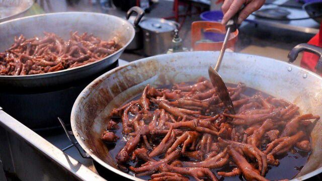 大妈集市卖卤味,30年不换地方,隔两天出一次摊,食客算着日子来买