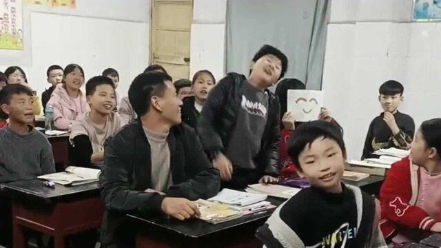 学习也需要劳逸结合,老师带领学生课间玩英语接龙,其乐融融玩得不亦乐乎!