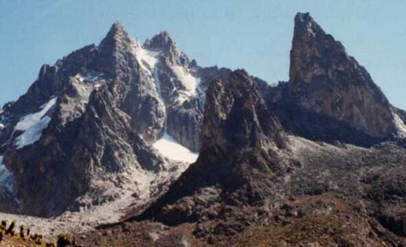 肯尼亚山气候恶劣,山峰和山腰完全是两个世界,不信你看视频!