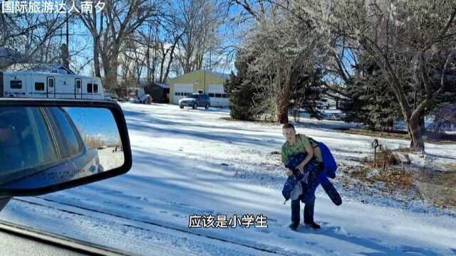 南夕美国自驾:怀州小镇昨晚下了一夜雪,今早开车拍雪景遇到校车