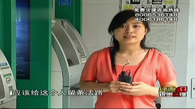 街头惊现持刀歹徒,女子浑身血,白衣女子4枪击毙歹徒