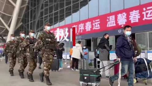 【视频】武警武汉支队官兵服务春运,温暖旅客回家路