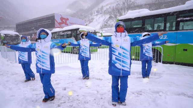 青春进行时丨志愿者跳起雪地版《一起向未来》,青春朝气助力冬奥