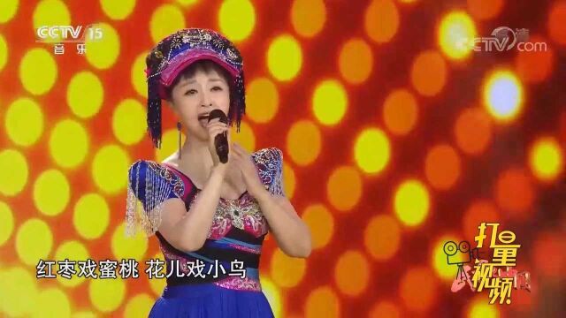 曲比阿乌演唱《走在阳光下》,用音乐表达出生活的美好