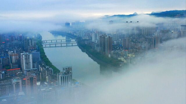 一场春雨朦胧雾起,韶关薄雾如烟,好似一幅水墨画