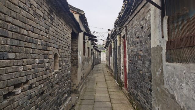 原汁原味的泰州萧家巷,道路只有一人宽,但其历史悠久名人众多,