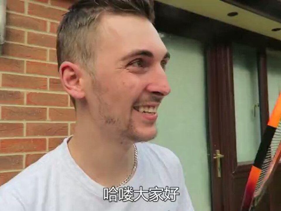 亲身尝试舌头舔电动苍蝇拍,触碰的一瞬间,老外的表情亮了!
