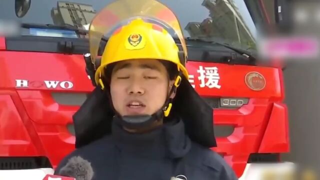 危险!安徽一饭店油锅起火导致液化气钢瓶爆燃