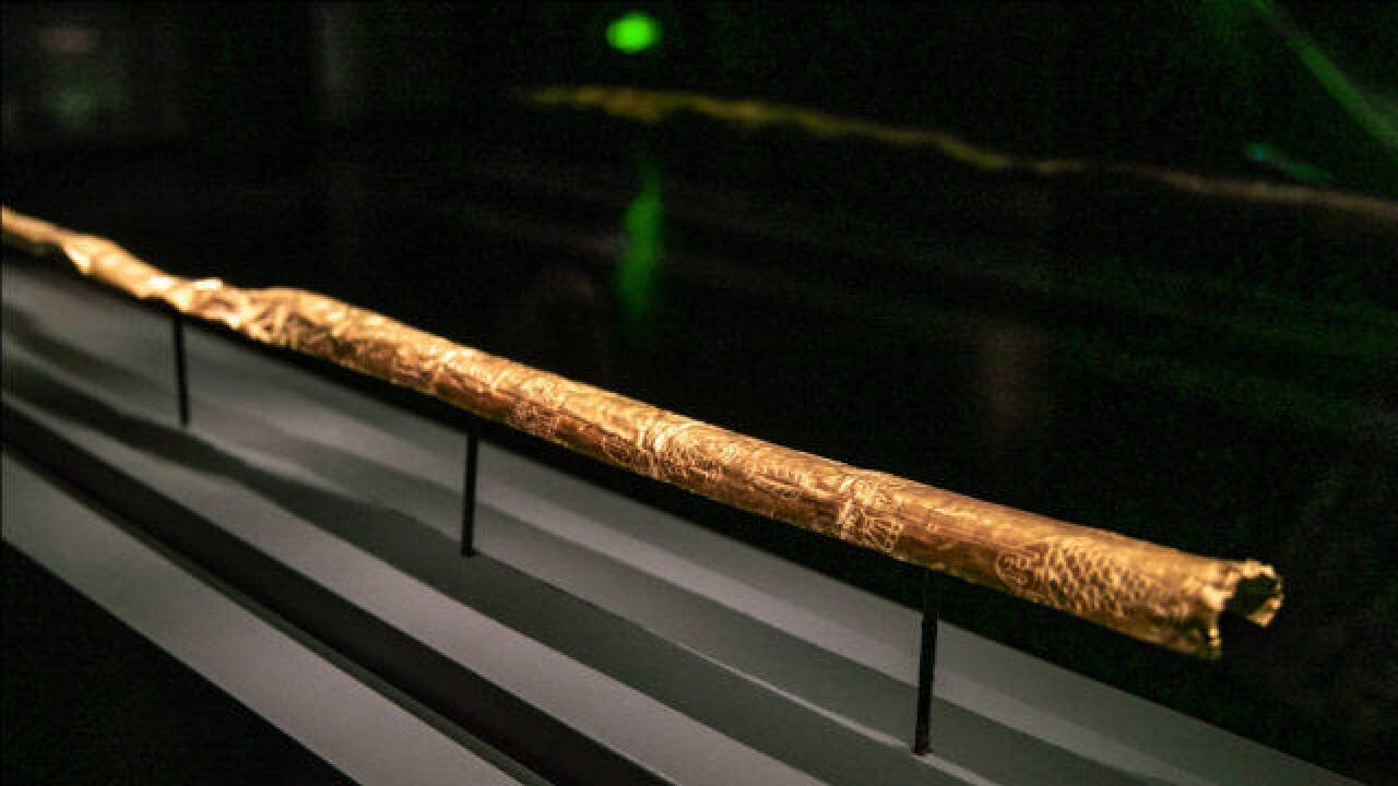 三星堆出土黄金权杖,拥有独特花纹,象征着权力