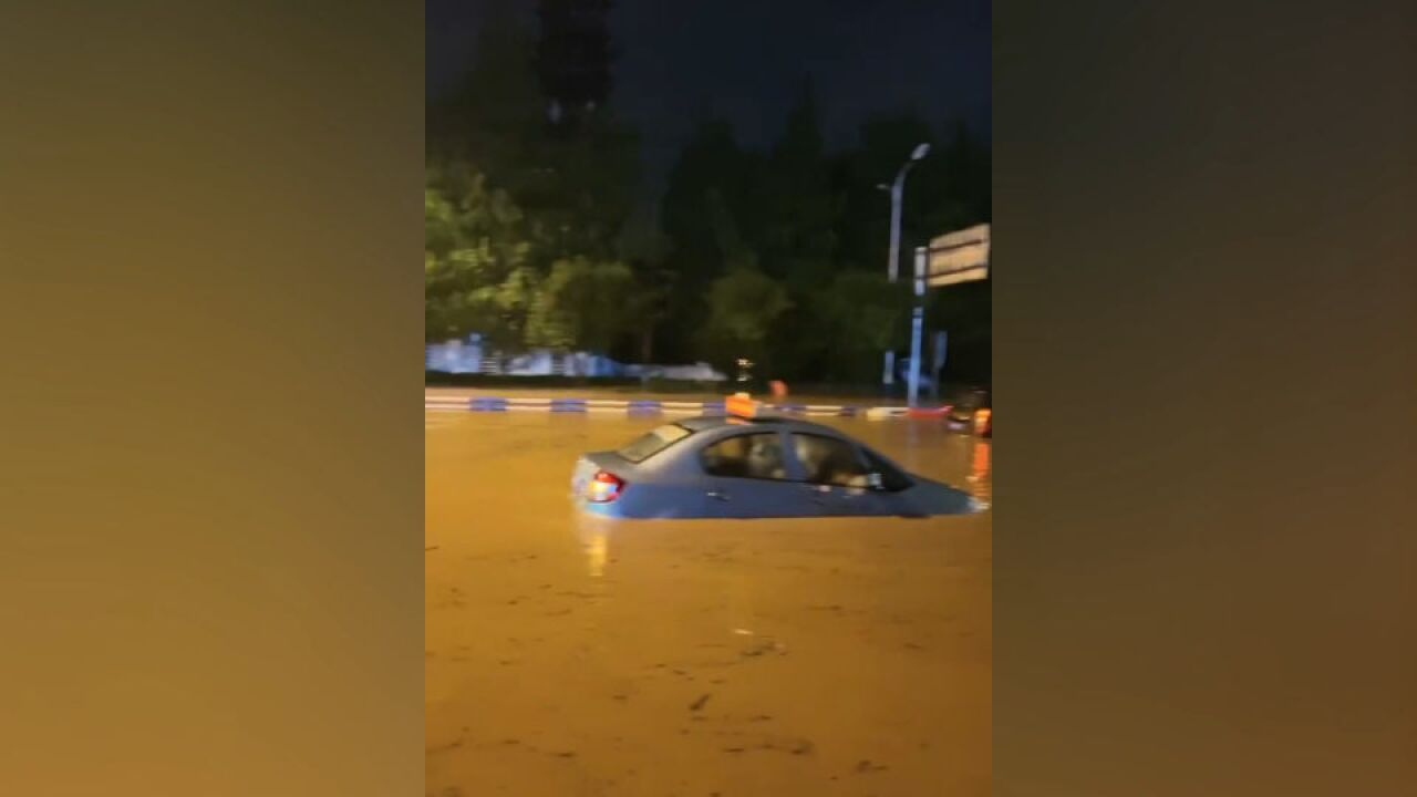 实拍重庆江津暴雨内涝现场 多辆私家车被困水中