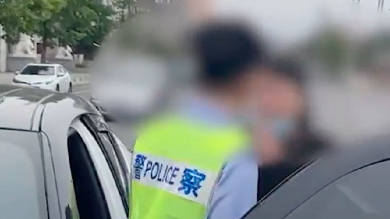 父女黄码看病被拦全程视频!警察被“一巴掌”打倒后问:录上了吗