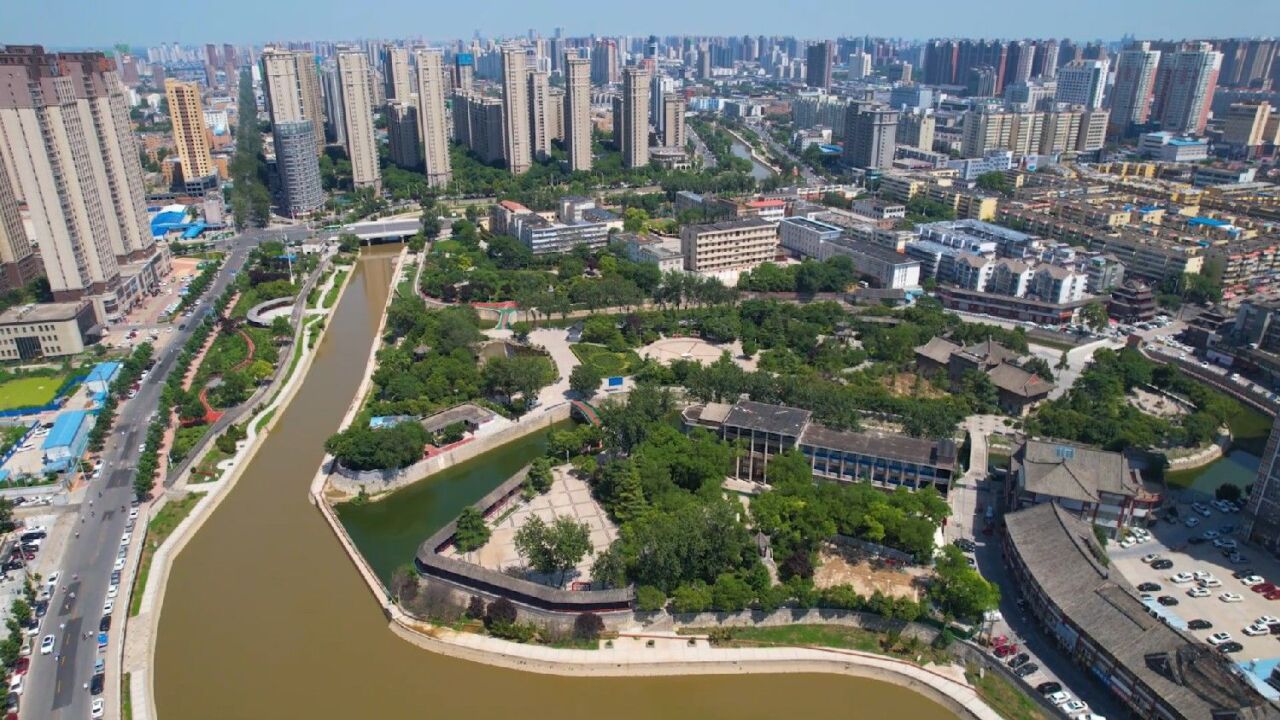 新乡市卫河公园美景打造了水绿一体的园林景观,以植物景观为主题