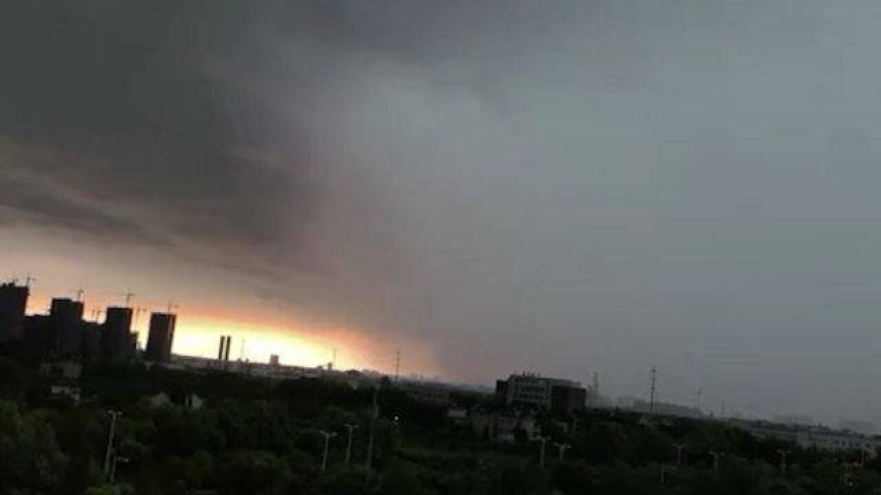 不是特效!江苏海安迎来雷暴大风 雨云如墙压过城市上空