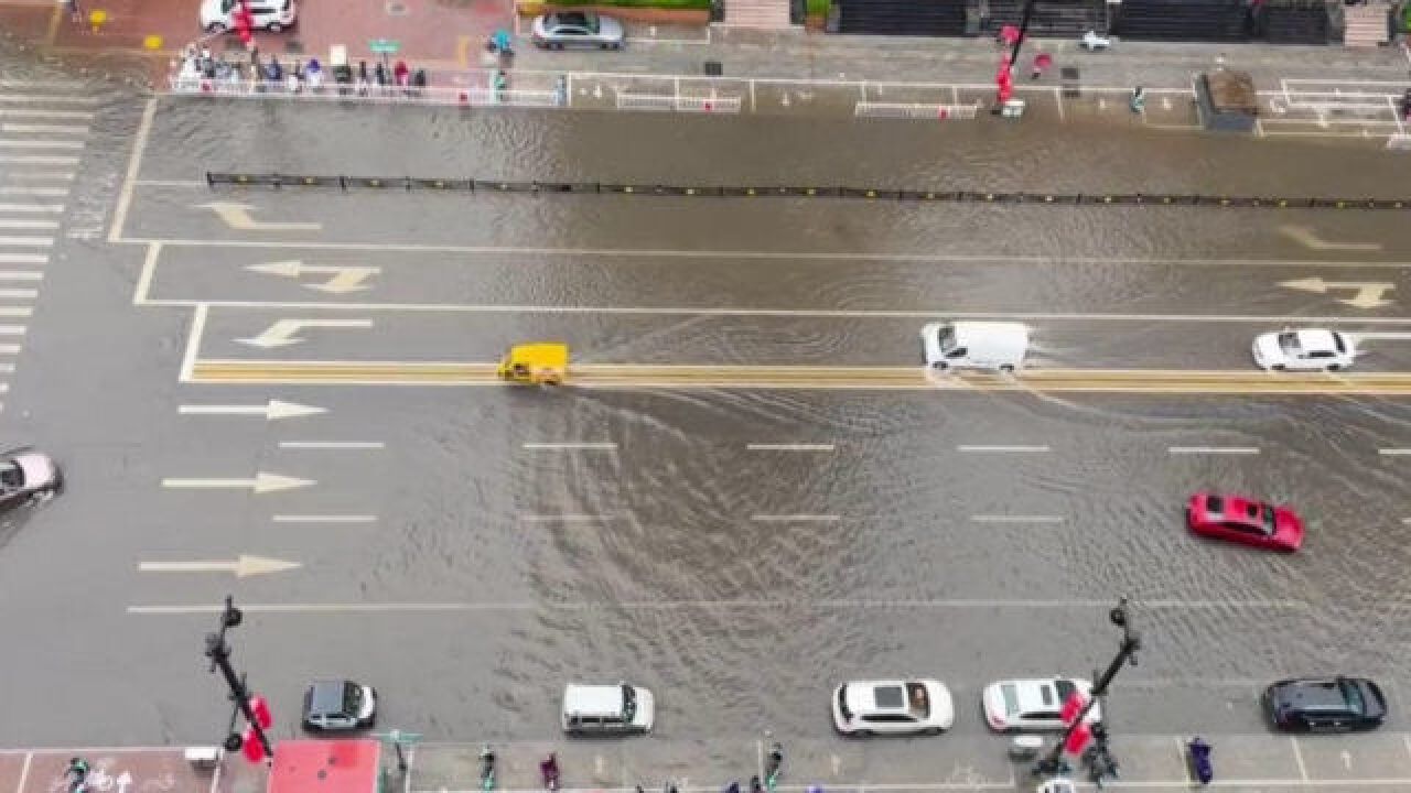 现场!河南洛阳持续暴雨 汽车行驶如泛舟江上 电动车轮胎被淹没