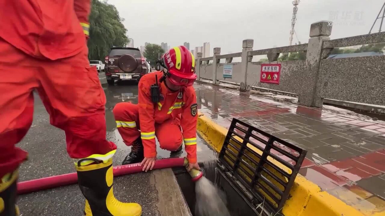 青海西宁:强降雨致城市内涝 消防部门紧急抢险