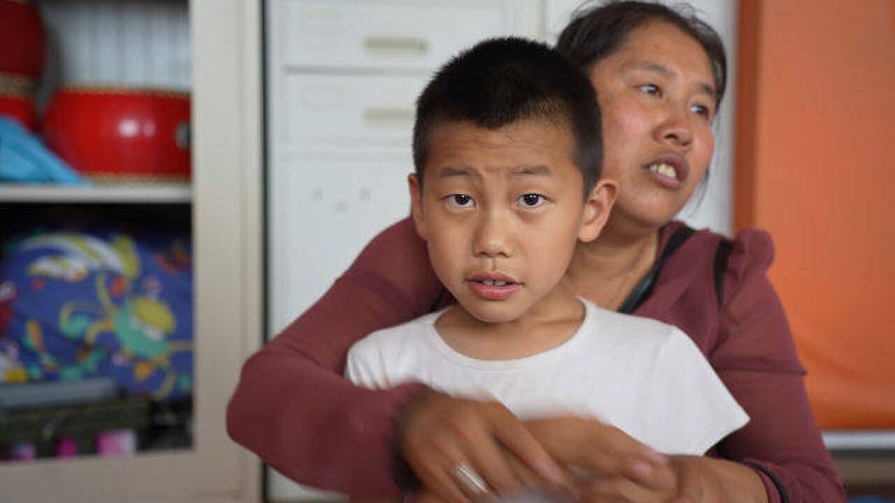 儿子高烧落下后遗症,妈妈成众矢之的,离婚后儿子遇暖心继父