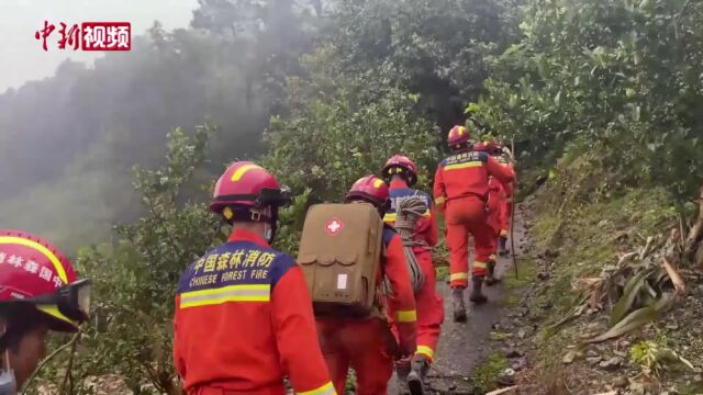 四川石棉连续降雨致山体垮塌消防紧急转移被困人员