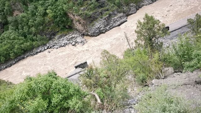 在日常西藏那曲区域基站建设途中遇到道路洪水冲没,但建设领域现场人员还是想尽一切办法完成央企责任和当担,冲锋在线不辱使命.