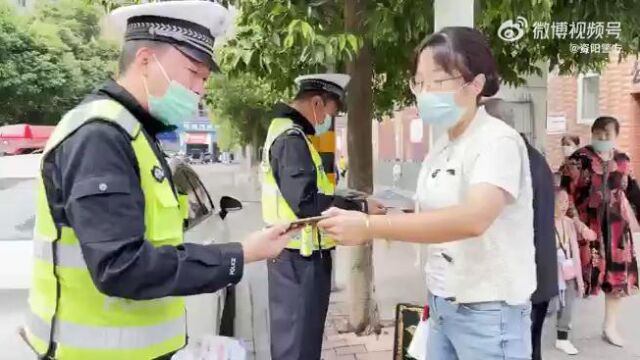 乐至美女拾得手机,乐至交警接力物归原主乐至在线