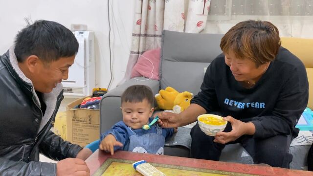 豆豆夫妻出差4天想儿子,小茹开视频看石头落泪,豆妈:家有我