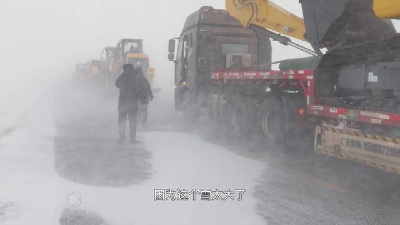 12月13日,内蒙古乌拉盖管理区境内X502公路近10公里路段出现雪阻情况,多人多车被困野外.现场气温一度降至29