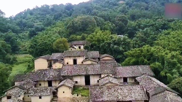 隐藏在大山深处的古村落,距今有一百五十年历史,这里曾经人才辈出