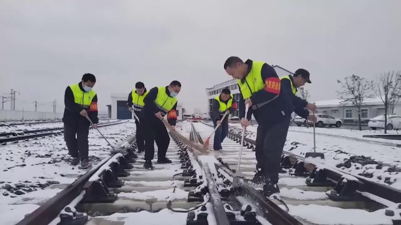 降雪天气,武铁武汉供电段对轨道车专用线进行清理