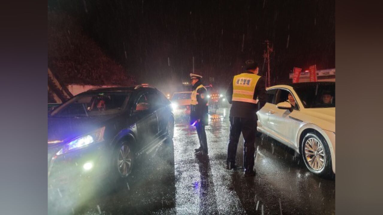 巡逻、清理积雪……他们用行动保畅通、护春运