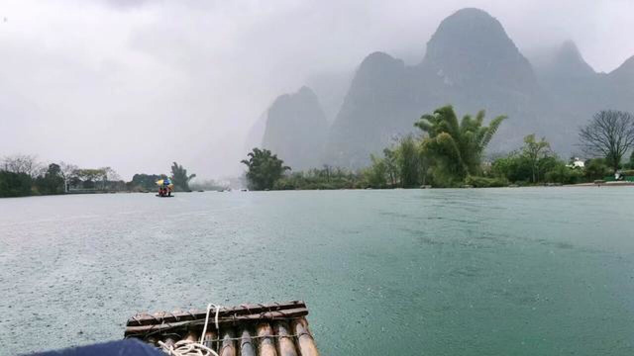 山水有相逢,终会有漓江,烟雨甚好,小小竹筏水中游,应了那句“船在水中走,人在画中游”