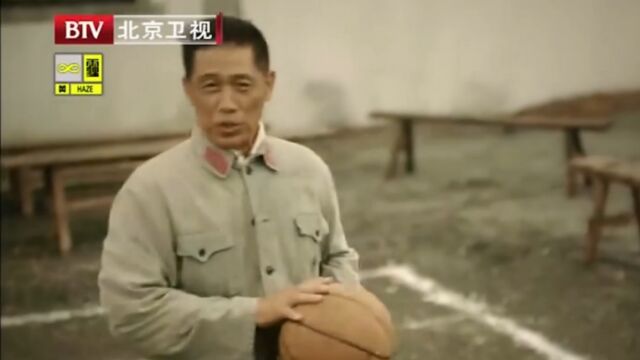 1935年红军在遵义城内,与百姓们打成一片,是百姓从未见过的军队