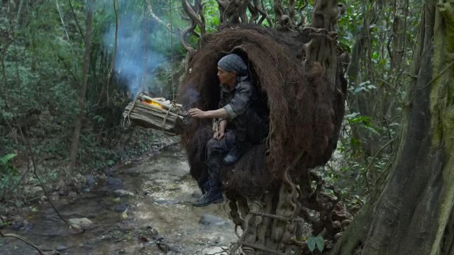 利用藤蔓和根须在野外搭建了一座庇护所来度过美妙的夜晚