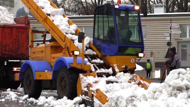 不可思议的铲雪车,工作起来如同吃饭,分分钟去除公路积雪