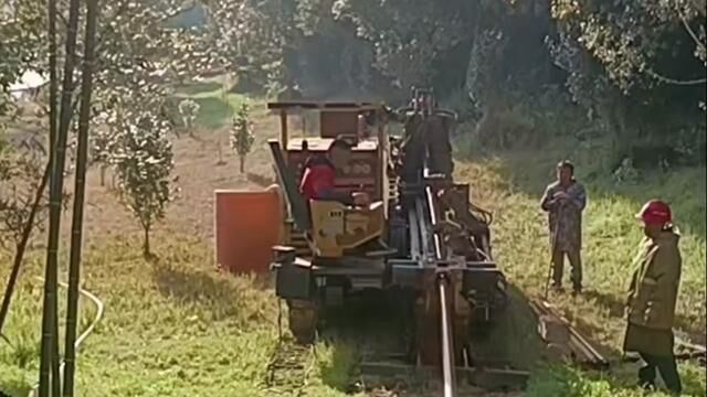 养鱼池换水难,请我们来给她捅一根管子过来#非开挖水平定向钻机 #专业的事交给专业的人 #非开挖 #施工现场实拍 #水平定向钻