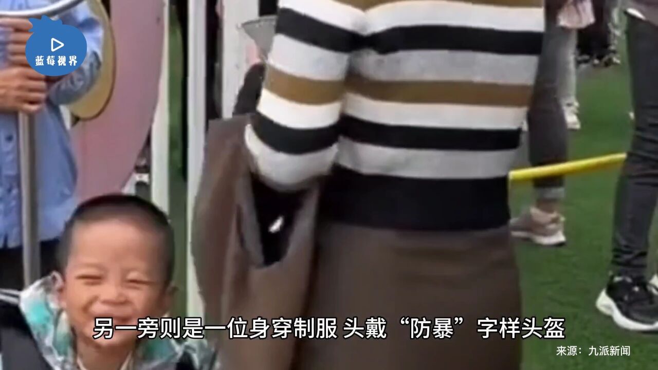 重庆一幼儿园疑似聘用阿姨当保安,被调侃“她自己都需要保护”,园方:实为家长义工,我们有专职的安保人员