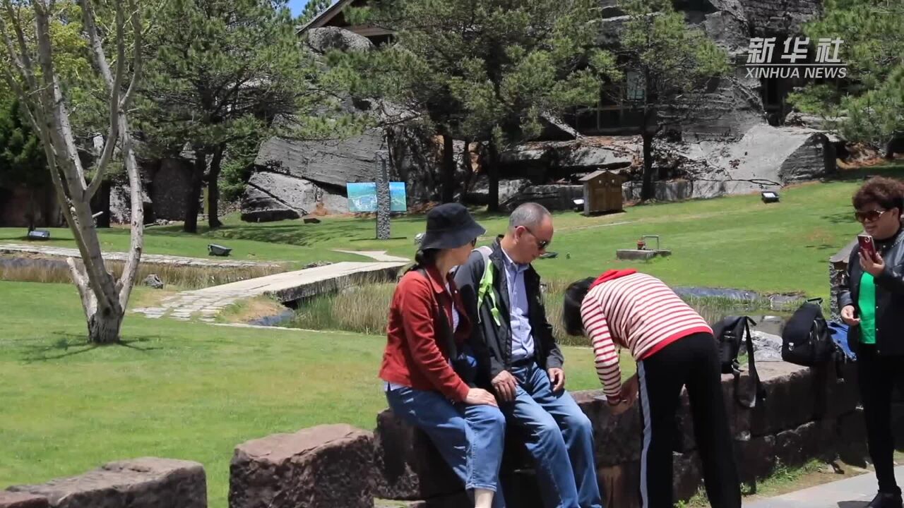 中国旅游日:拥抱浪漫夏雪 玉龙雪山景区迎来夏日旅游季