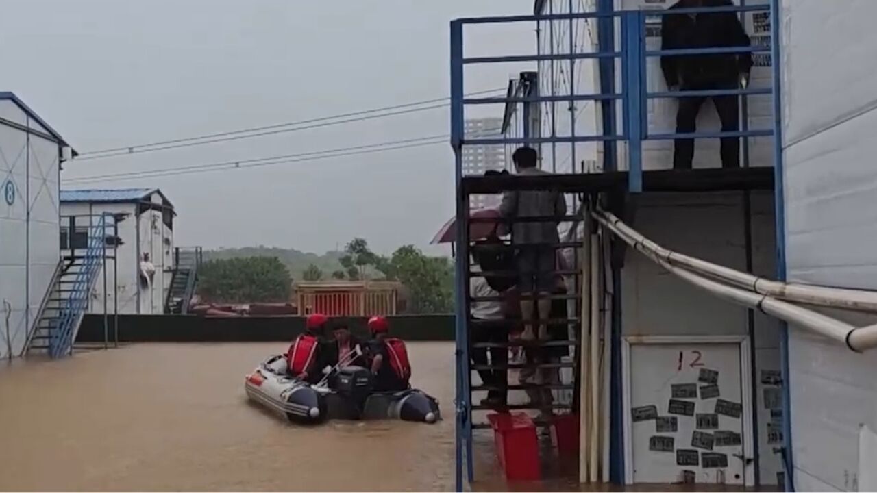 湖北红安突降暴雨工地被淹,消防紧急转移百余人