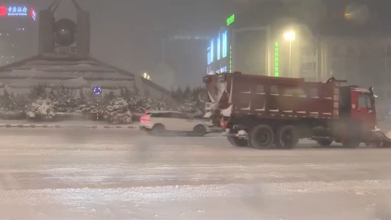 黑龙江:降雪持续,哈尔滨市区交通出行受影响