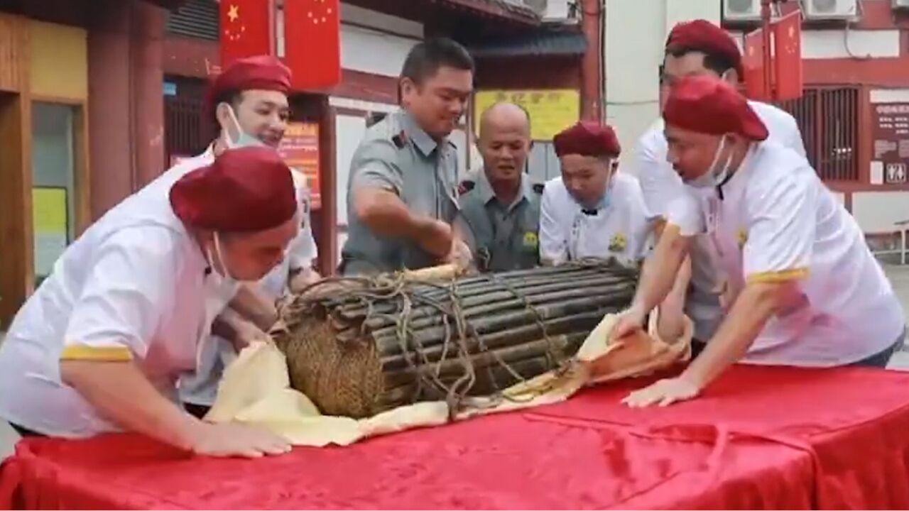 广西容县200斤大粽新鲜出炉,市民打卡品尝