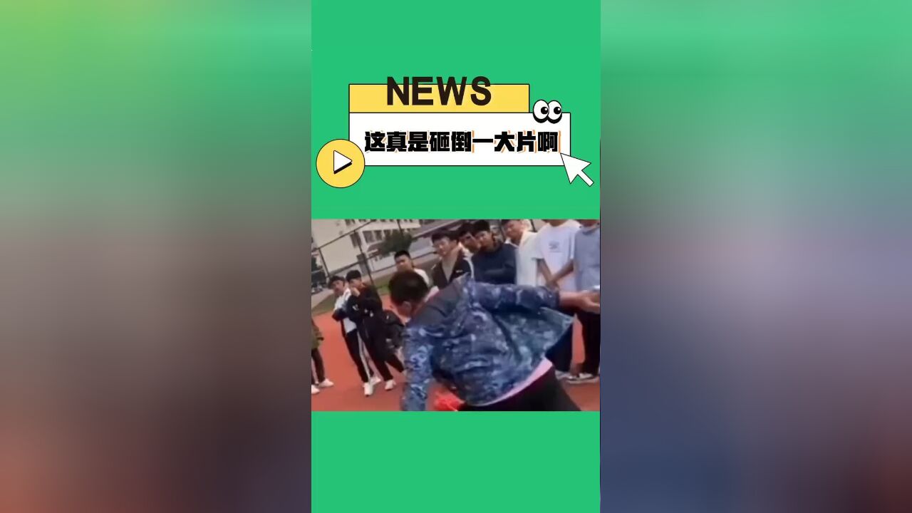 学生参加校园铅球比赛,一不小心脱手扔向旁边观看同学.