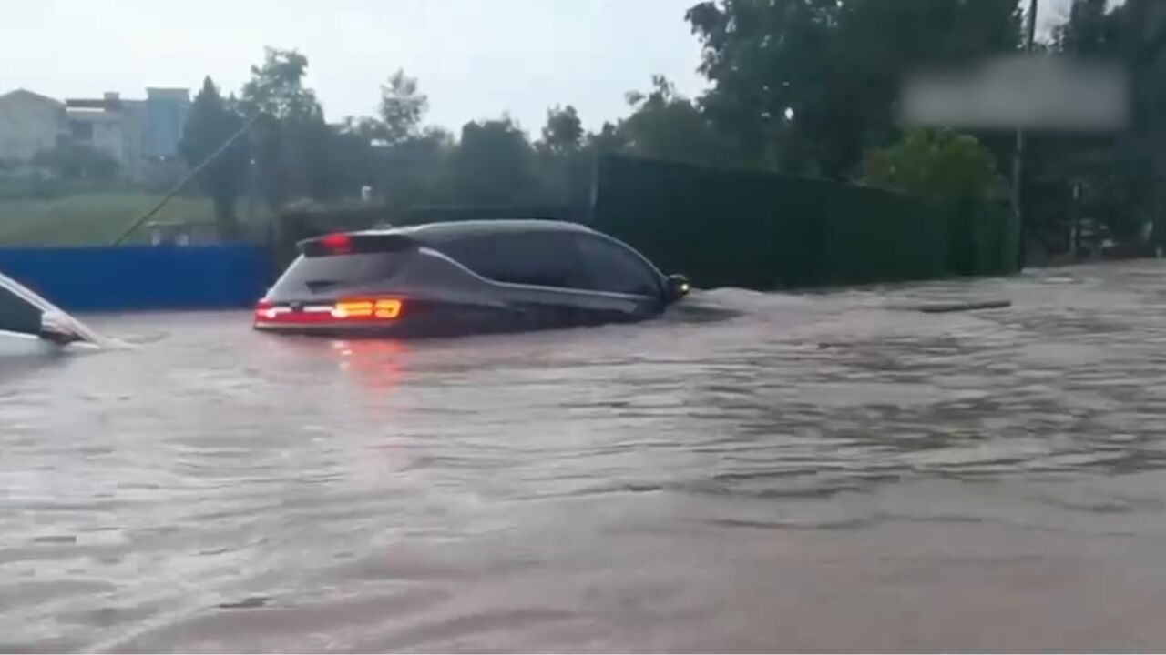 四川达州:持续强降雨致部分道路一度中断