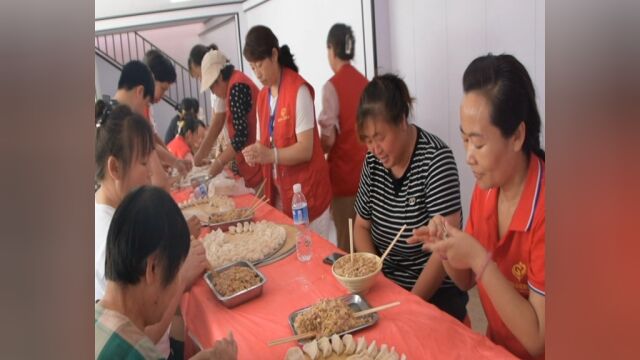 安宁走基层:饺子宴来啦包饺子李洁翔带领爱心协会志愿者到唐县安庄,流动饺子宴亲情暖空巢