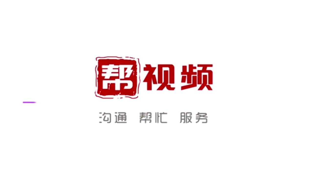 大爷骑电动车被鸣笛声吓倒 起身后微笑摆手示意司机没关系