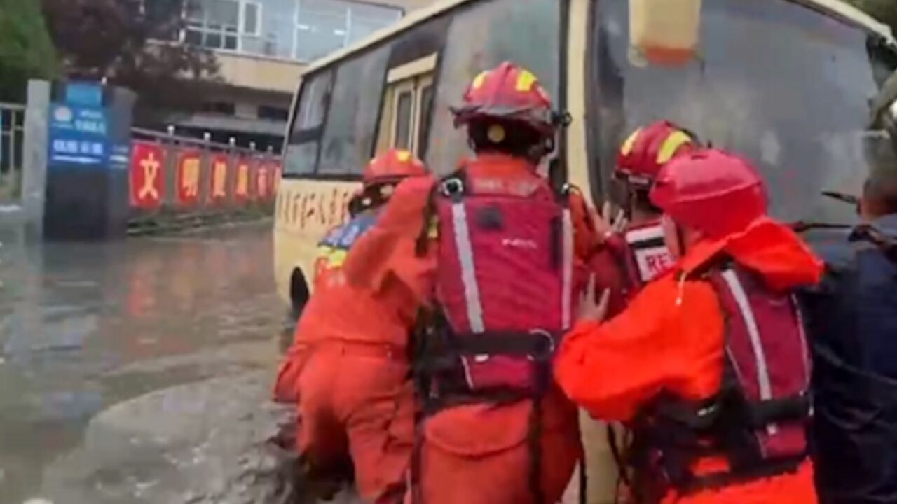 山西阳泉:强降雨致车辆抛锚人员被困