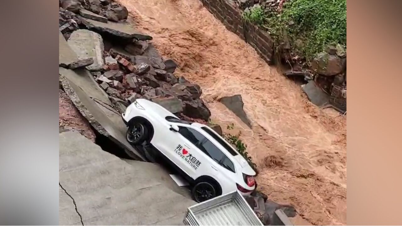 泸州一地突降暴雨,当地断水断电通讯信号也受到影响