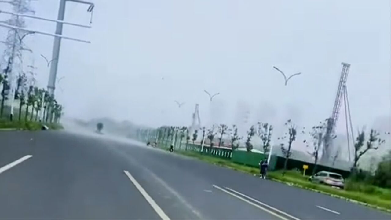 车在前面跑雨在后面追!车与大雨赛跑,网友隔空暂停助力