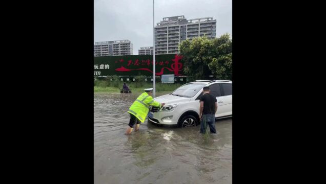 多图直击!风雨中,他们的身影让人动容!